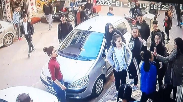 Genç kızı sokak ortasında öldüresiye dövdüler