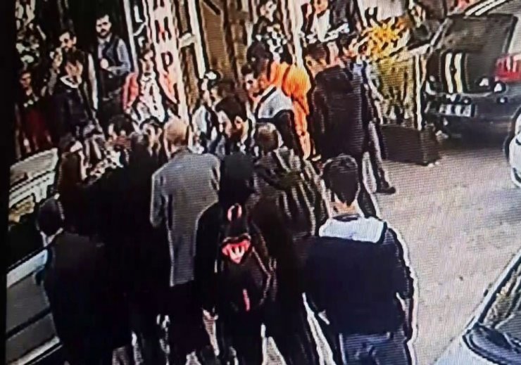 Genç kızı sokak ortasında öldüresiye dövdüler