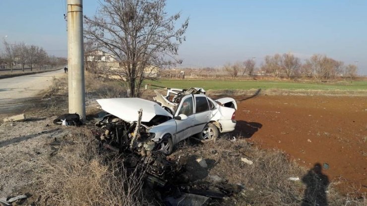 Otomobil direğe çarptı, 1 ağır yaralı