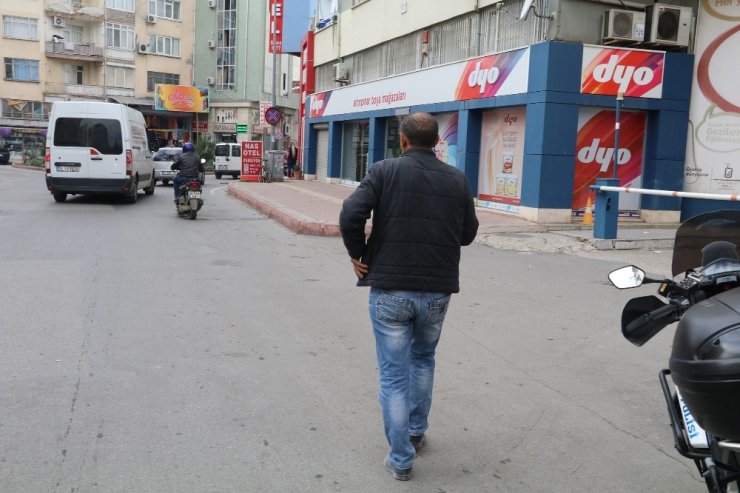 Kaskı olmayan yolcu, yürüyerek yoluna devam etti