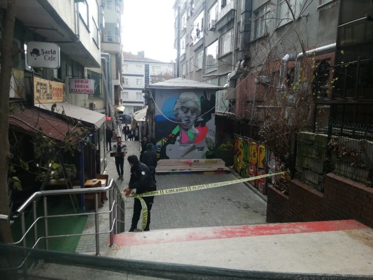 Avcılar’da bıçaklı kavga: 1’i ağır 2 yaralı