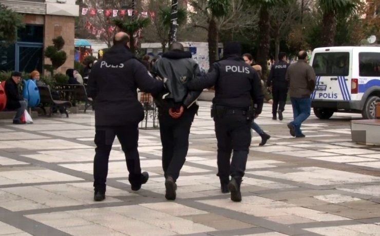 Avcılar’da bıçaklı kavga: 1’i ağır 2 yaralı