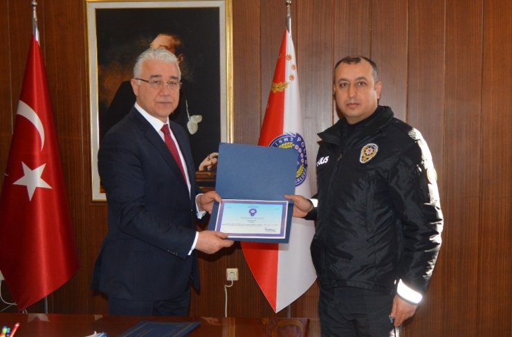 Adliyeye uyuşturucu sokmaya çalışan kadını fark eden 4 koruma polisi ödüllendirildi