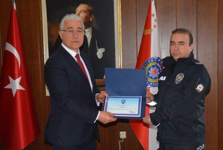 Adliyeye uyuşturucu sokmaya çalışan kadını fark eden 4 koruma polisi ödüllendirildi