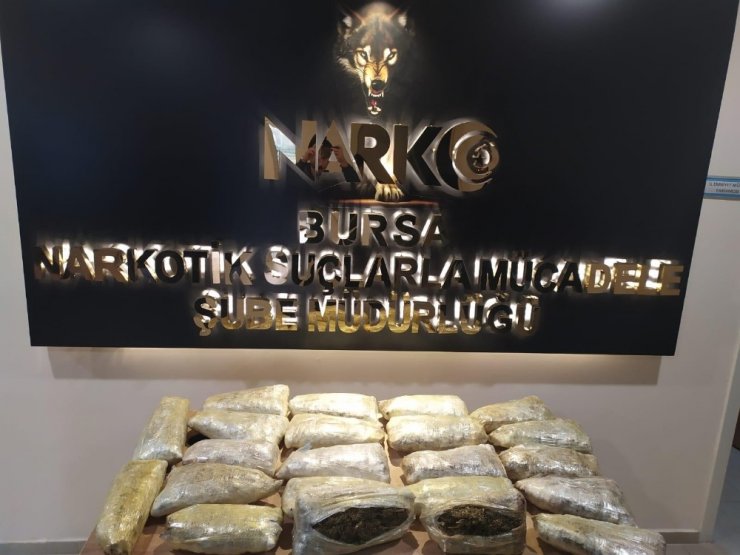 Otomobilden 16 kilo uyuşturucu çıktı