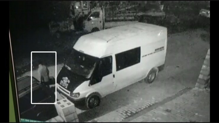 İş yerinin önündeki minibüsü böyle soydular