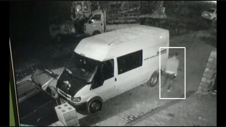 İş yerinin önündeki minibüsü böyle soydular