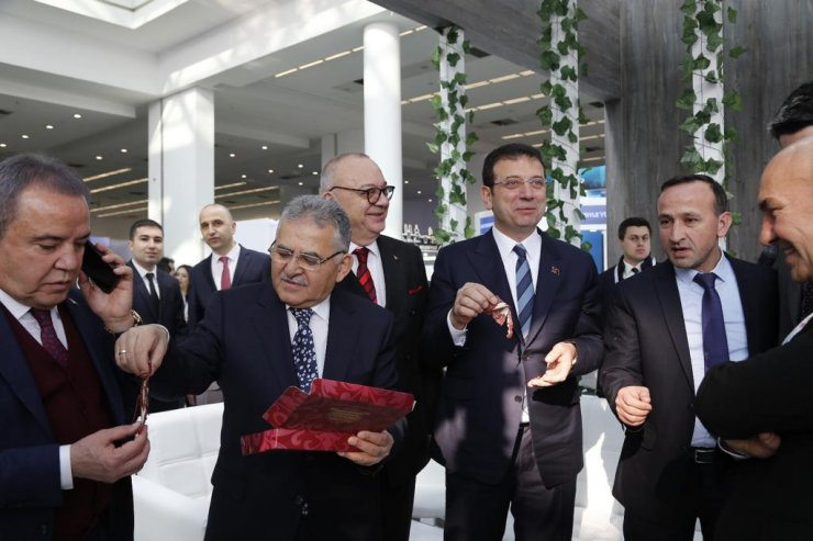 Büyükkılıç'tan belediye başkanlarına pastırma ikramı