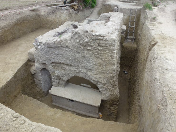 Denizli'de stadyum için araştırma yapılan arazide tarihi mezar bulundu