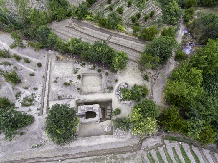 Denizli'de stadyum için araştırma yapılan arazide tarihi mezar bulundu