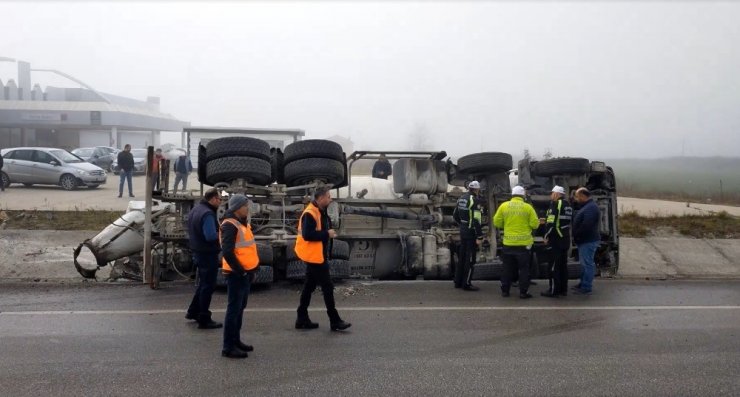 Edirne’de beton mikser yan yattı: 1 yaralı