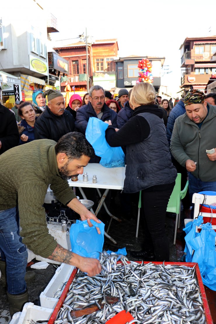 Edirne'de kilogramı 5 liradan hamsi alabilmek için saatlerce beklediler