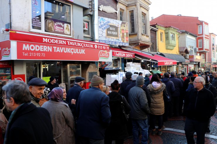 Edirne'de kilogramı 5 liradan hamsi alabilmek için saatlerce beklediler