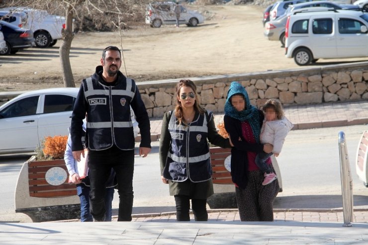 Dilenci kılığında ev soyan kadın, kucağında çocukla adliyeye sevk edildi