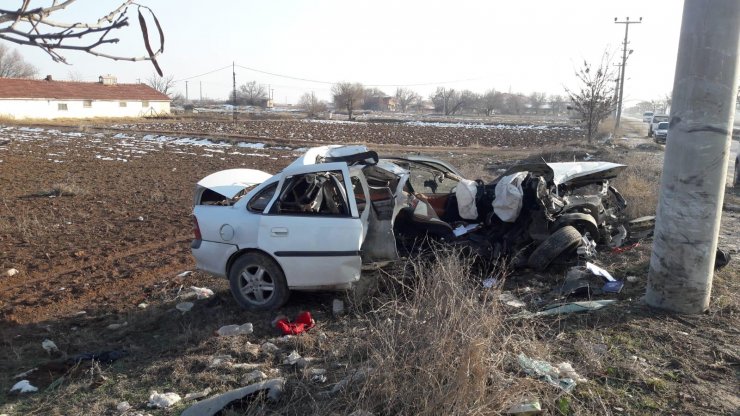 Elektrik direğine çarpan otomobilin sürücüsü ağır yaralandı