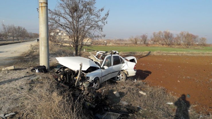 Elektrik direğine çarpan otomobilin sürücüsü ağır yaralandı