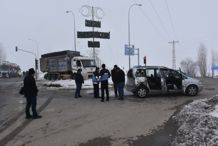 İnönü’de freni boşalan kamyon 3 araca çarparak durabildi