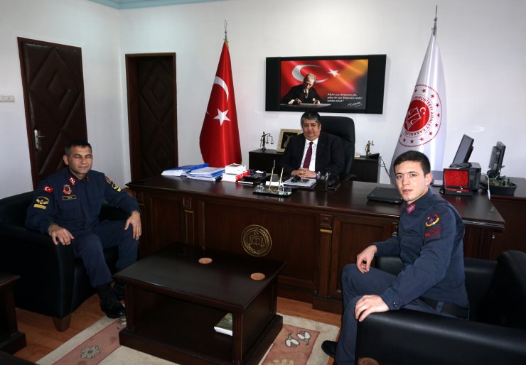 Sakarya'da yaşlı adamı sırtında taşıyan jandarmaya ödül