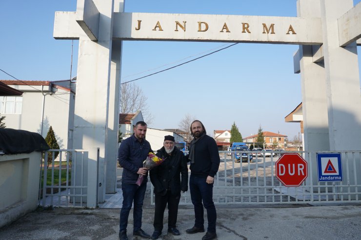 Sakarya'da yaşlı adamı sırtında taşıyan jandarmaya ödül