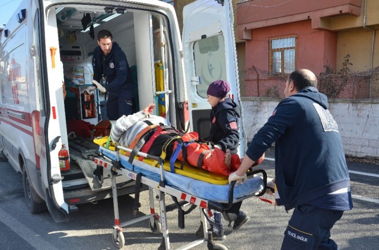 Otomobille motosikletin çarpıştığı kaza kamerada