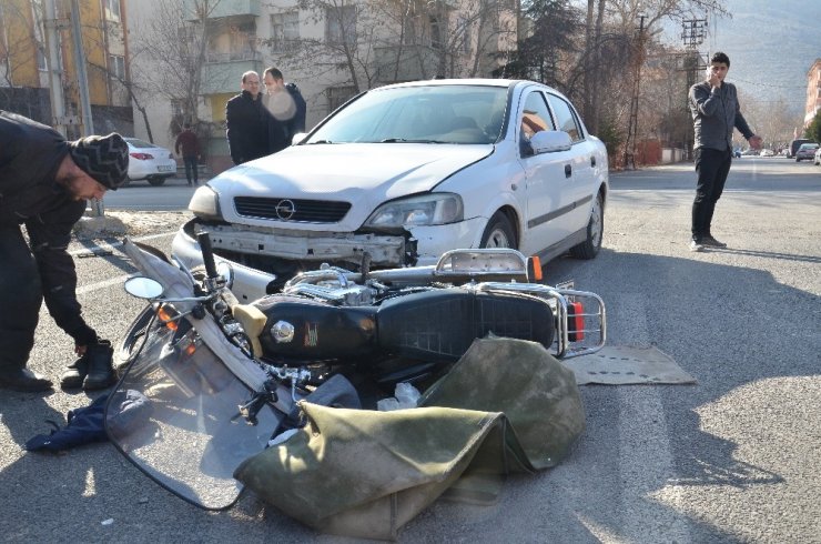 Otomobille motosikletin çarpıştığı kaza kamerada