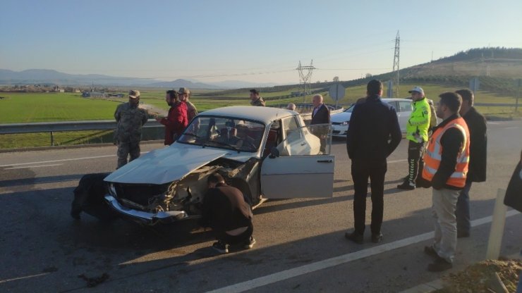 Çocuğunu hastaneye götürürken kaza yaptı: 1 yaralı