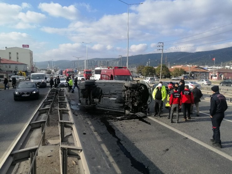 Bariyerlere çarpan otomobil yan yattı: 1 yaralı