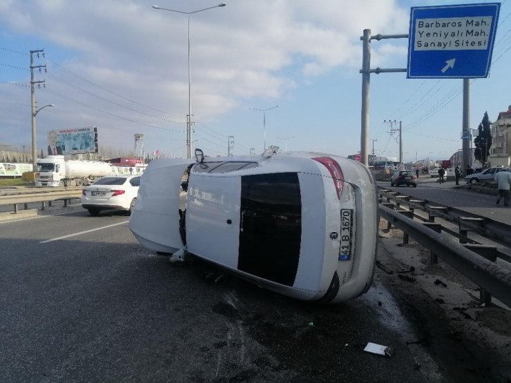 Bariyerlere çarpan otomobil yan yattı: 1 yaralı