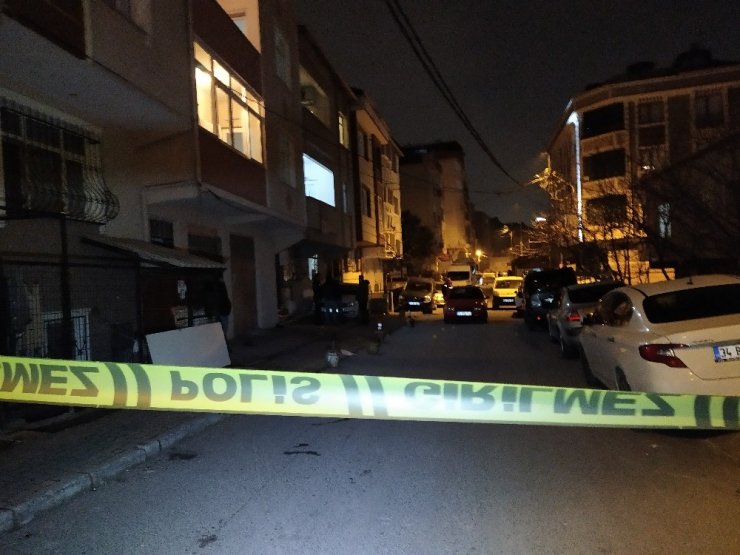 Küçükçekmece’de gürültü yapan gruba müdahale eden polis babasına darp:2 yaralı