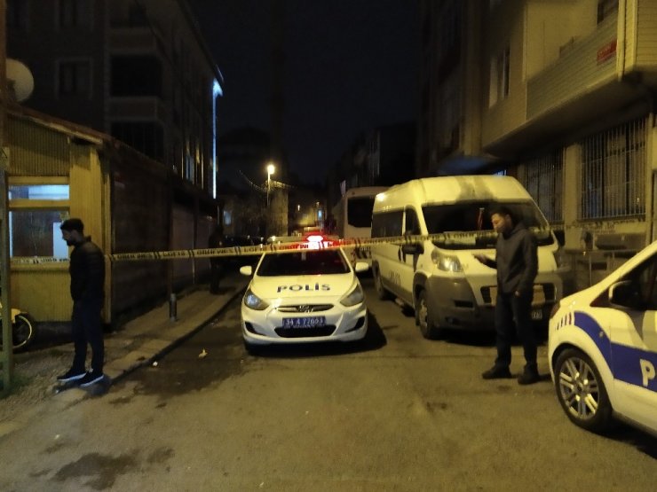 Küçükçekmece’de gürültü yapan gruba müdahale eden polis babasına darp:2 yaralı
