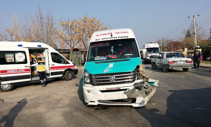 Manisa’da minibüs ile otomobil çarpıştı: 4 yaralı
