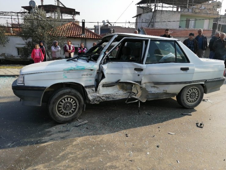 Manisa’da minibüs ile otomobil çarpıştı: 4 yaralı