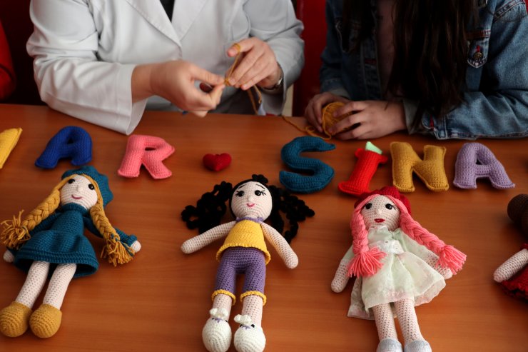 Roman kızlar okula oyuncak bebeklerle bağlandı