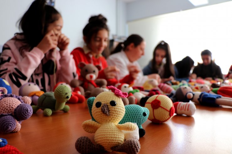 Roman kızlar okula oyuncak bebeklerle bağlandı