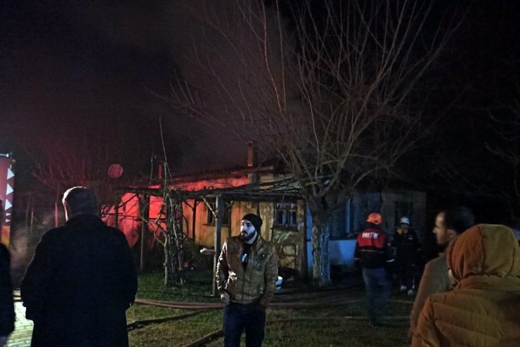 Sakarya’da yabancı uyruklu şahısların yaşadığı evde yangın çıktı