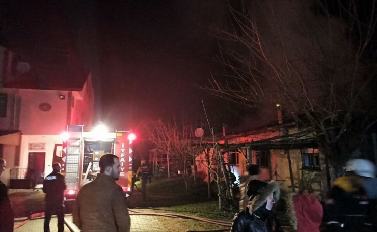 Sakarya’da yabancı uyruklu şahısların yaşadığı evde yangın çıktı