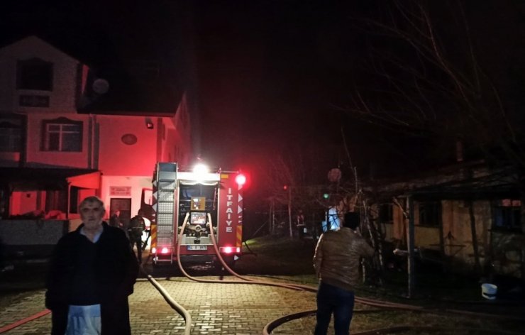 Sakarya’da yabancı uyruklu şahısların yaşadığı evde yangın çıktı
