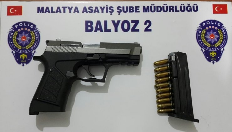 Uyuşturucu ve silahlar ele geçirildi