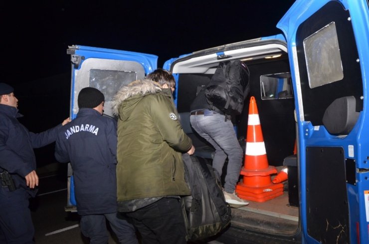 20 kaçak göçmeni minibüste bırakıp kaçtı