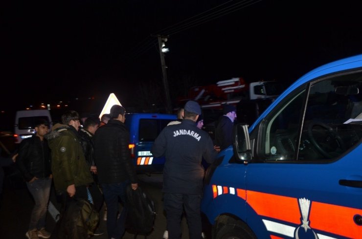 20 kaçak göçmeni minibüste bırakıp kaçtı