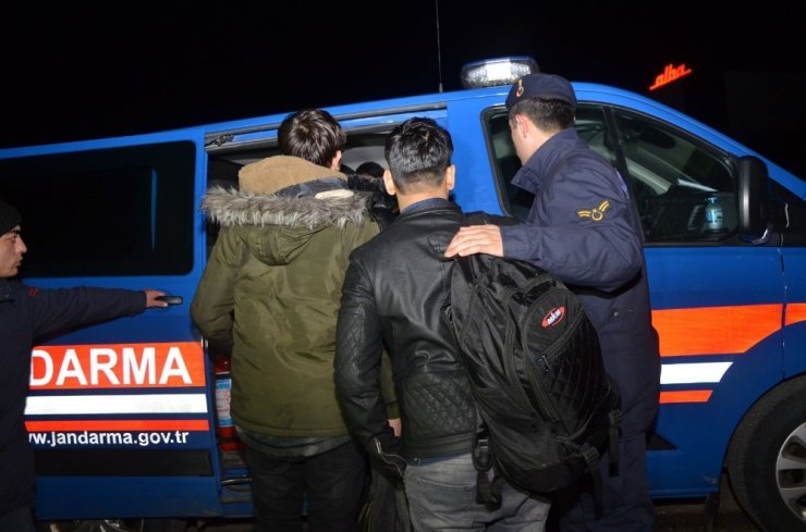 20 kaçak göçmeni minibüste bırakıp kaçtı
