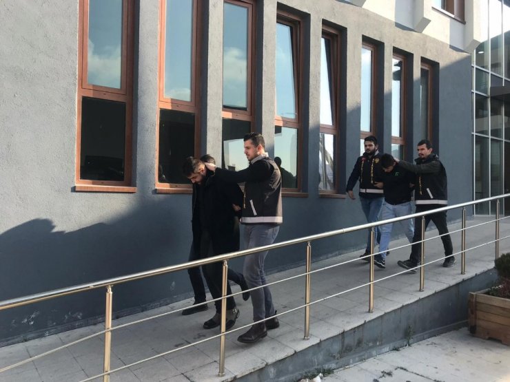 Ümraniye TEM otoyolunda araca silahla ateş açan şüpheliler adliyeye sevk edildi
