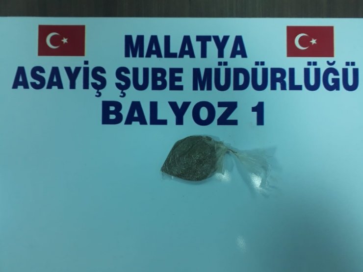 Uyuşturucu ve silahlar ele geçirildi