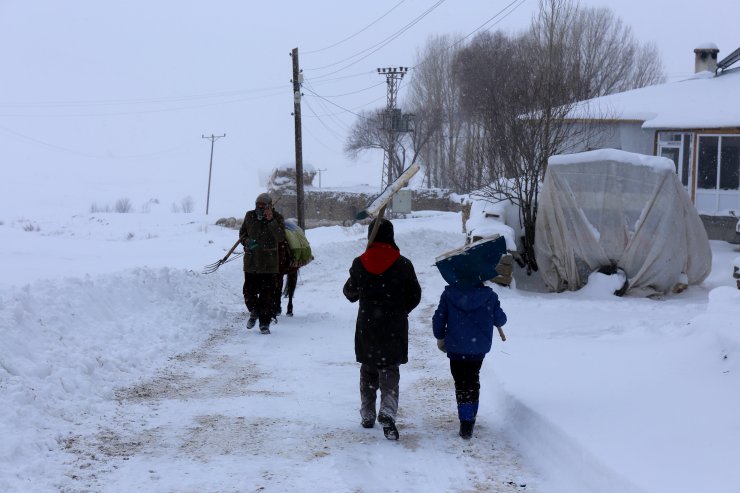 Van ve Bitlis'te 156 yerleşim biriminin yolu açıldı