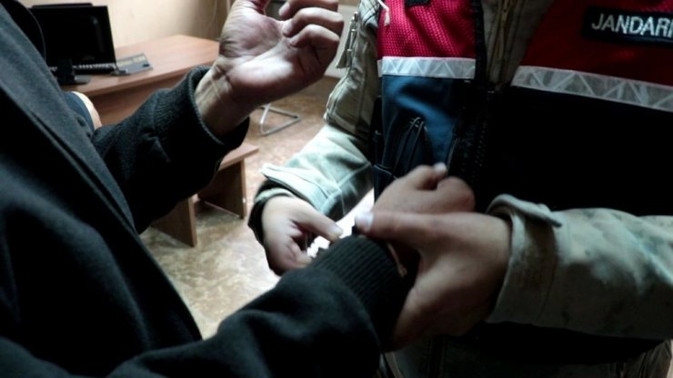 22 yıl kaçtı, saklandığı çukurda kıskıvrak yakalandı