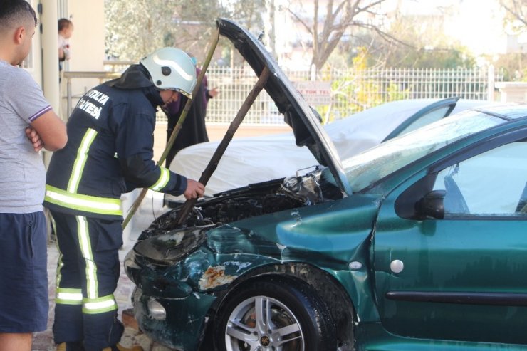 Park halindeki otomobilde yangın çıktı