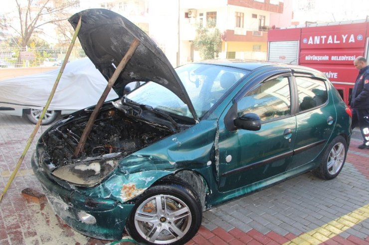 Park halindeki otomobilde yangın çıktı