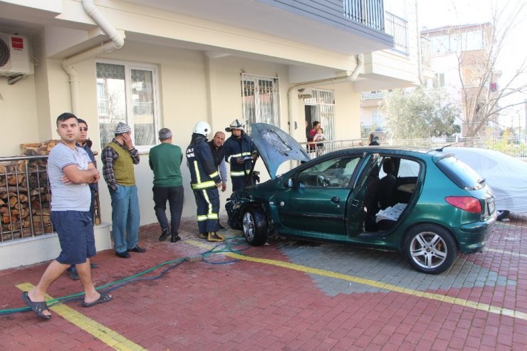 Park halindeki otomobilde yangın çıktı
