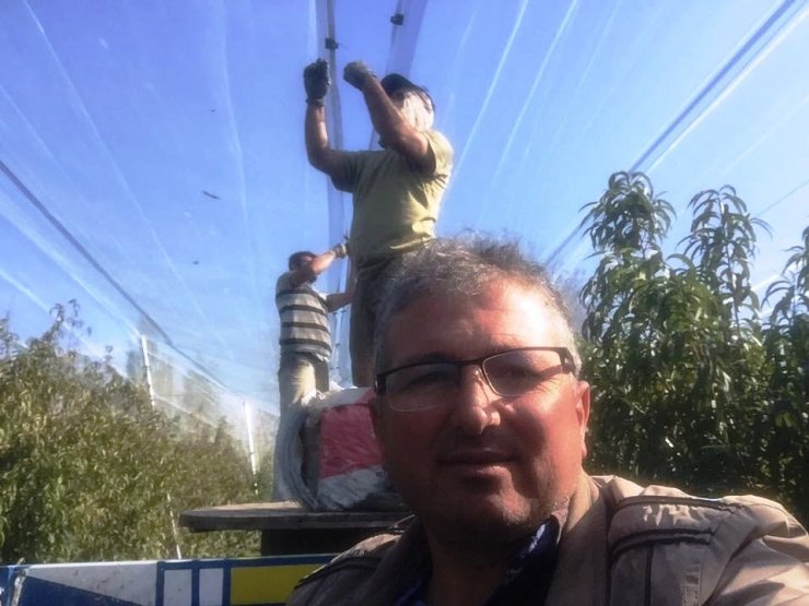 Meyve bahçesini file ile kapattı