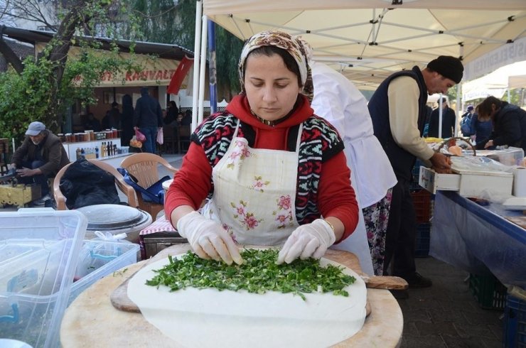 Kuşadası’nda yöresel pazara yoğun ilgi